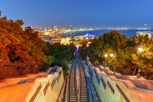 Photo baku funicular with a view of the city skyline at night in azerbaijan