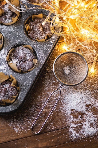 Bakvorm met een lekkere chocolademuffins op de houten tafel