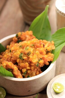 Bakwan o perkedel jagung è una frittella di mais indonesiana, solitamente servita nel menu giornaliero per la famiglia indonesiana come contorno