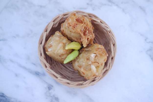 Bakwan sajoer of groentebeignet Indonesische snack gemaakt van bloemkoolwortels en taugé