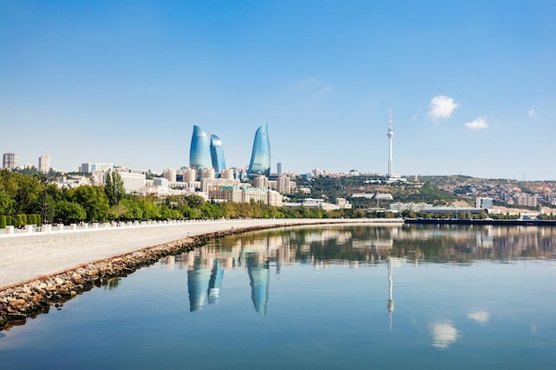 Вид на город Бакы с Бакинского бульвара (набережная Каспийского моря). Баку - столица и крупнейший город Азербайджана и Кавказского региона.
