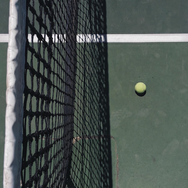 Bal en net op de tennisbaan
