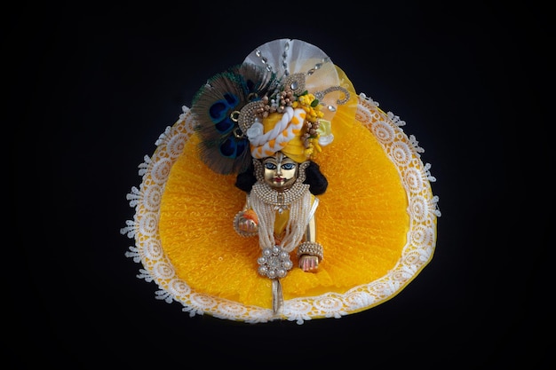 Statua in ottone di bal krishna laddu gopal con bellissimi panni gialli e gioielli krishna janmashtami