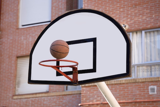 Foto bal net voor het ingaan van de basket