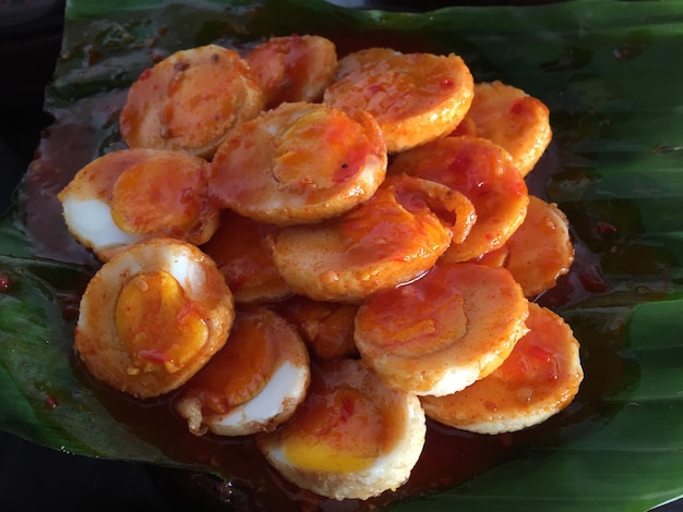 Balado-eieren op basis van bananenblad. Indonesisch speciaal eten. Indonesische traditionele gerechten