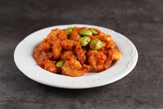 Balado udang Petai, traditioneel eten gemaakt van petai, pete of mlanding (Parkia speciosa) met garnalen