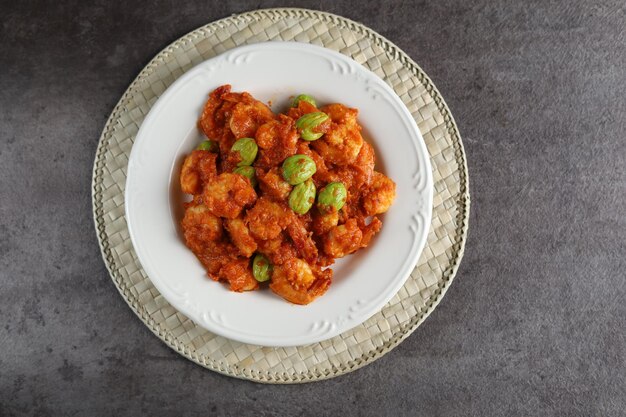 Balado udang petai, traditioneel eten gemaakt van petai, pete of mlanding (parkia speciosa) met garnalen