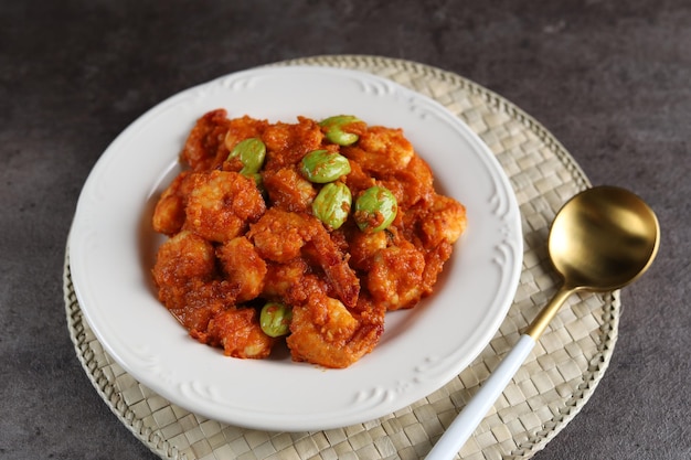 Balado udang Petai, traditioneel eten gemaakt van petai, pete of mlanding (Parkia speciosa) met garnalen