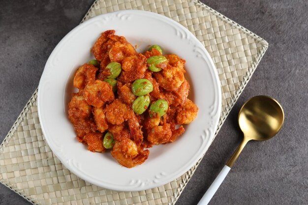 Balado udang petai, traditioneel eten gemaakt van petai, pete of mlanding (parkia speciosa) met garnalen