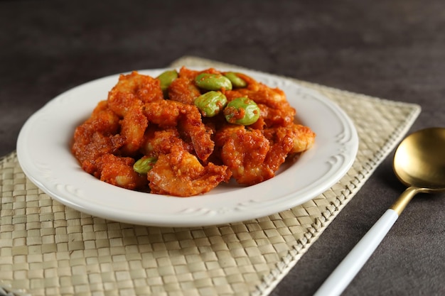 Balado udang Petai, traditioneel eten gemaakt van petai, pete of mlanding (Parkia speciosa) met garnalen