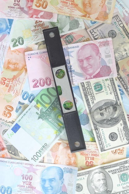 The balance of the Turkish lira against the dollar and the euro with a spirit leve