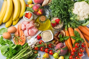 Концепция сбалансированного питания для средиземноморской флекситаристской диеты dash, направленной на борьбу с гипертонией и низким кровяным давлением. ассортимент ингредиентов здоровой пищи для приготовления на кухонном столе.