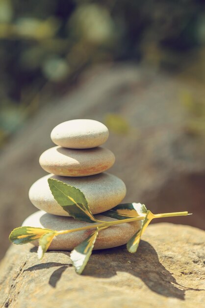 Foto balancerende stapel kiezelstenen zoals zen steen