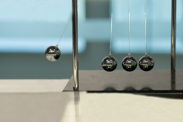 Balancing Balls Newtons wieg op onscherpe achtergronden