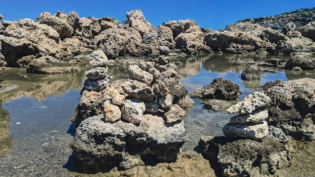 岩の多い海岸で石のバランスをとる