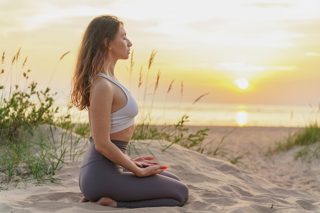 Balans en ontspanningsoefeningen vinden en een beter welzijn bereiken Vrouw yoga pose