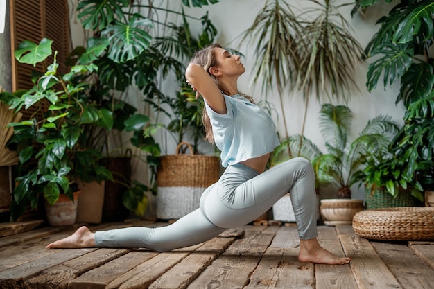 Balansrekoefeningen voor lichaamsflexibiliteit De trainer traint in de asana-houding Harmony