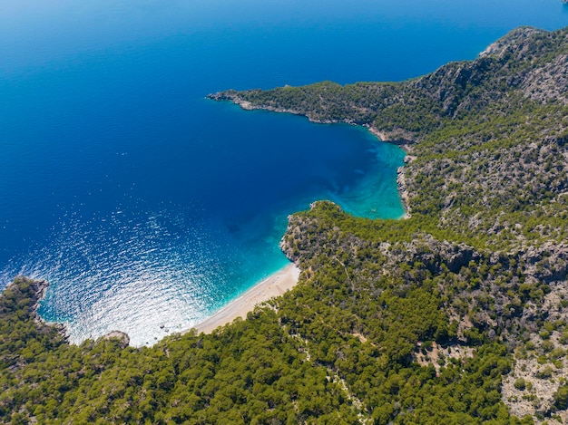 Balarti Cennet Bay ligt op de grens van het district Fethiye in de provincie Muğla. De wateren van Cennet Bay zijn erg schoon en helder.