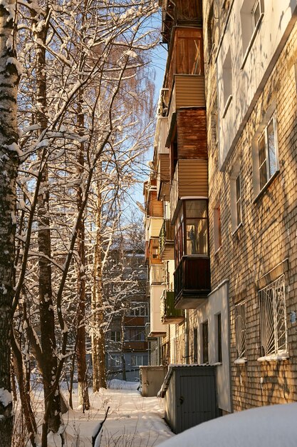 Foto balconi e finestre di un edificio di mattoni in inverno