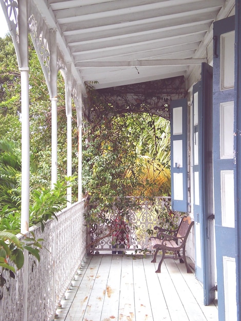 Foto balcone di una casa vicino agli alberi