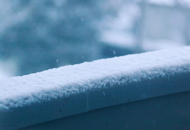 Foto davanzale del balcone coperto di neve soffice.