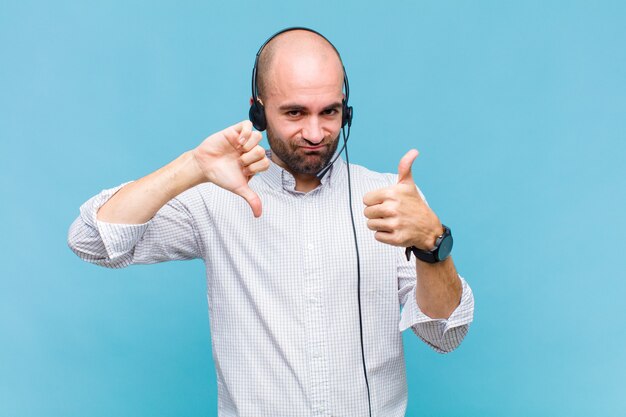 Uomo calvo che si sente confuso, incapace e insicuro, valutando il bene e il male in diverse opzioni o scelte