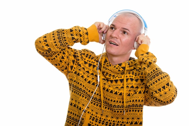 Лысый мужчина слушает музыку в наушниках