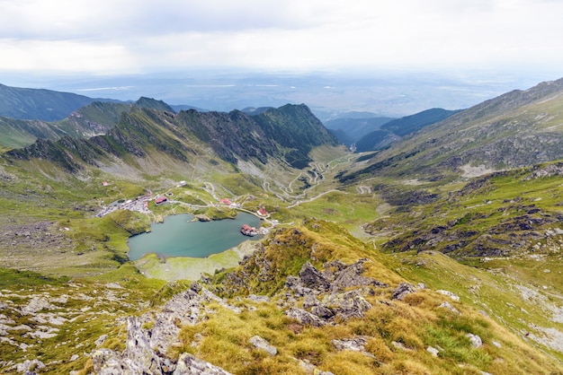 Balea-meer en kronkelige weg in fagaras-bergen