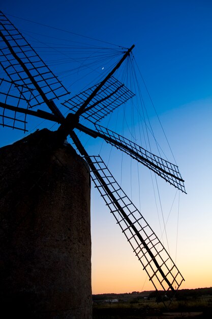 Balearen windmolen wind molen zonsondergang in Formentera