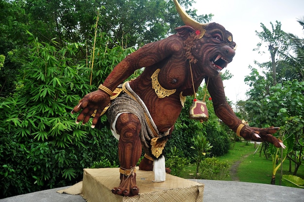 BALI INDONESI 24 MAART Kunst sculptuur en gesneden antieke godheid engel god in Pura Ulun Danu Bratan of Pura Bratan voor reizigers mensen reizen bezoek aan Bedugul op 24 maart 2018 in Bali Indonesië