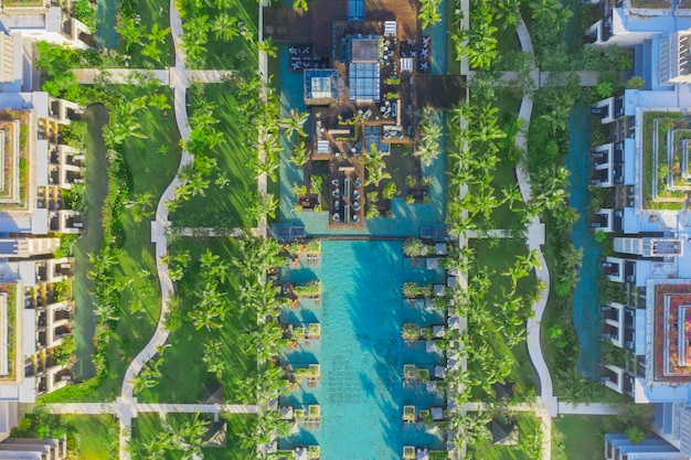 BALI Indonesië 16 november 2020 Bovenaanzicht van prachtig restaurant met zwembaden op het strand van Nusa Dua in Bali Indonesië