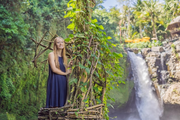 Bali trend stro nesten overal Jonge toerist geniet van haar reis rond Bali eiland Indonesië Stoppen op een prachtige heuvel Foto in een stro nest natuurlijke omgeving Lifestyle