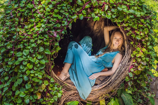 Bali trend stro nesten overal Jonge toerist geniet van haar reis rond Bali eiland Indonesië Stoppen op een prachtige heuvel Foto in een stro nest natuurlijke omgeving Lifestyle