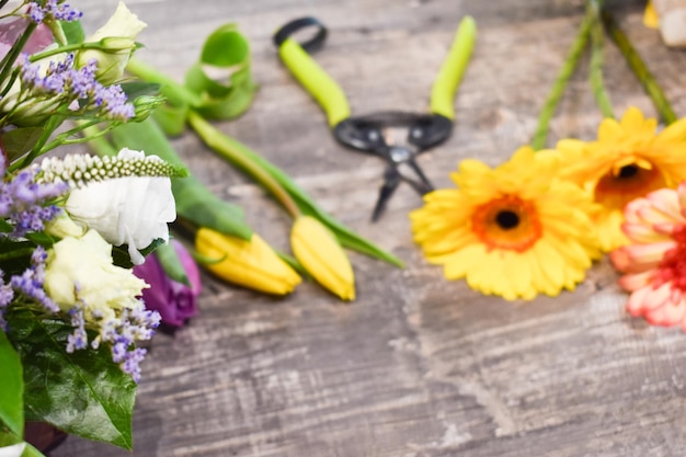 Baliebloemist in bloemenwinkel Het bestellen en bezorgen van bloemen aan huis kleine bloemenzaak