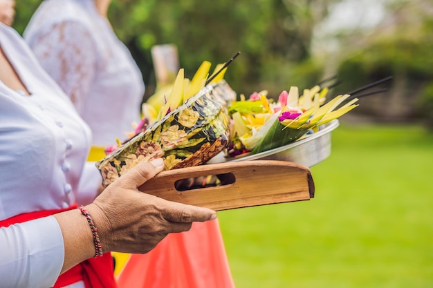 Balinees hindoeïstisch aanbod genaamd Canang. Canang sari is een van de dagelijkse offers die door Balinese hindoes worden gedaan om de Sang Hyang Widhi Wasa te bedanken in lofprijzing en gebed en is overal op Bali te zien