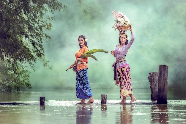 Balinese dame die zich op het werk voorbereidt.