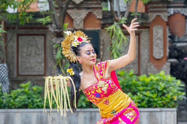 Balinese danseres toont een dans in de tempel