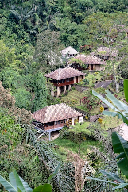 Balinese huizen met uitzicht op tropisch regenwoud en berg Bali Indonesië