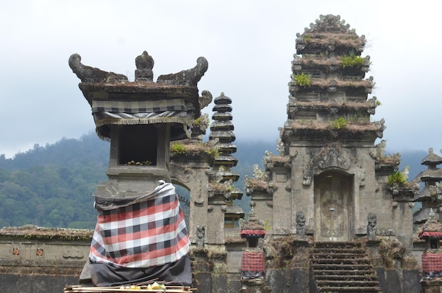 提供の場所を持つバリの寺院。