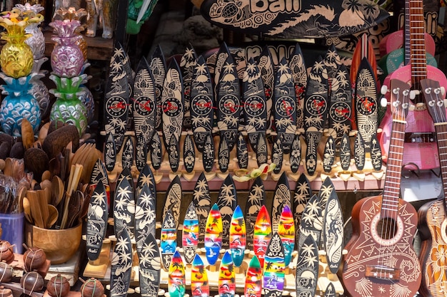 Balinese traditionele kunsten te koop op de markt van Ubud
