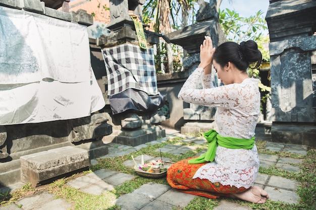 Balinese vrouw bidden tempel op kleine heiligdommen in huizen