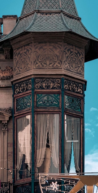 Balkon en modernistisch venster van Granollers met zijn prachtig geborduurd gordijn in een huis i