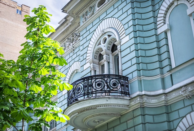 Balkon in het huis van Schlossberg op Povarskaya Street in Moskou op een zonnige dag.