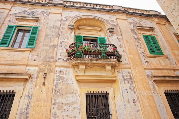 Balkon met bloemen in de oude stad Mdina, Malta