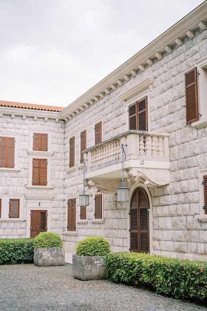 Balkon met hangende lantaarns boven de gebogen deur van villa milocer montenegro