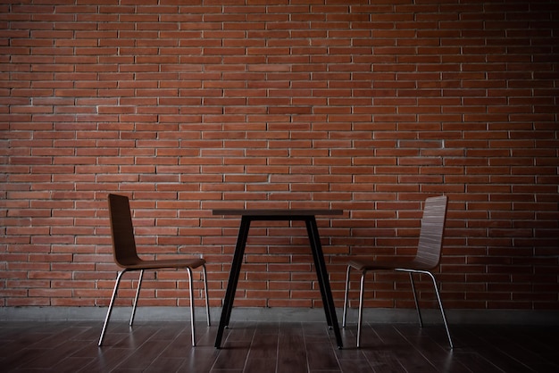 Balkon met rode bakstenen muur en tafel stoelen set