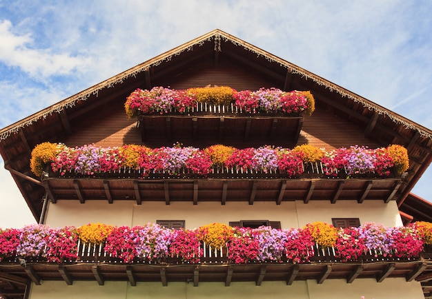 Balkon met veel bloemen