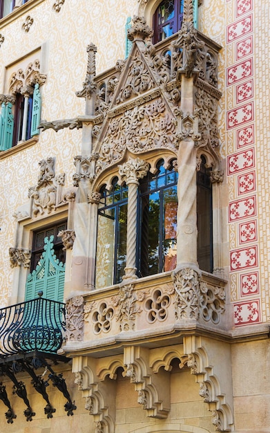 Balkon van Casa Amatller in Modernisme-stijl in het blok van Discord in het Eixample-district van Barcelona, Spanje. Het is ontworpen door Josep Puig i Cadafalch