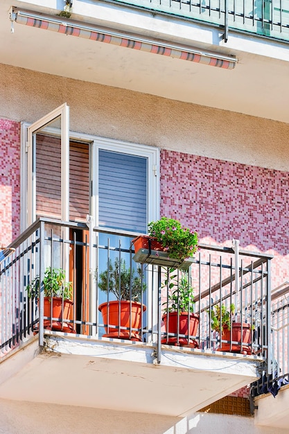 Balkon van huis met bloemen in agerola, amalfikust, italië