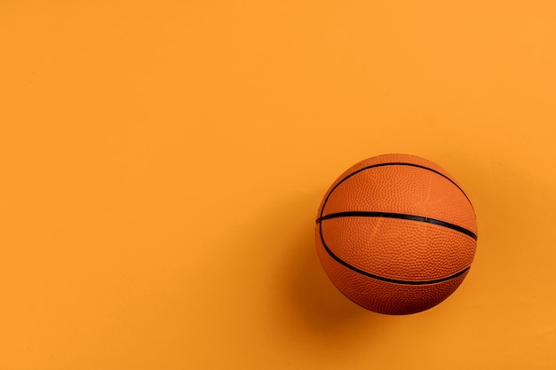 Palla per palla da basket su arancio